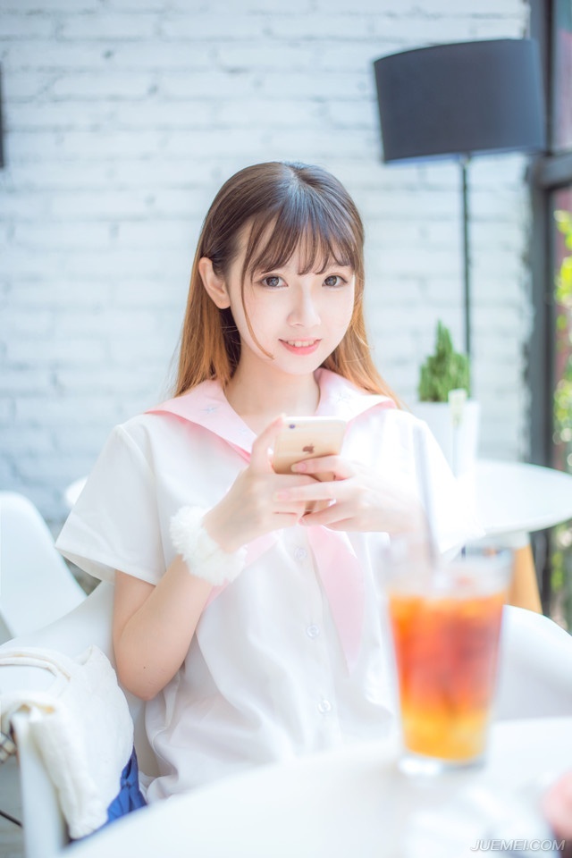 也许一个人会变成原来最讨厌的样子，只是因为要适应这个社会罢了。